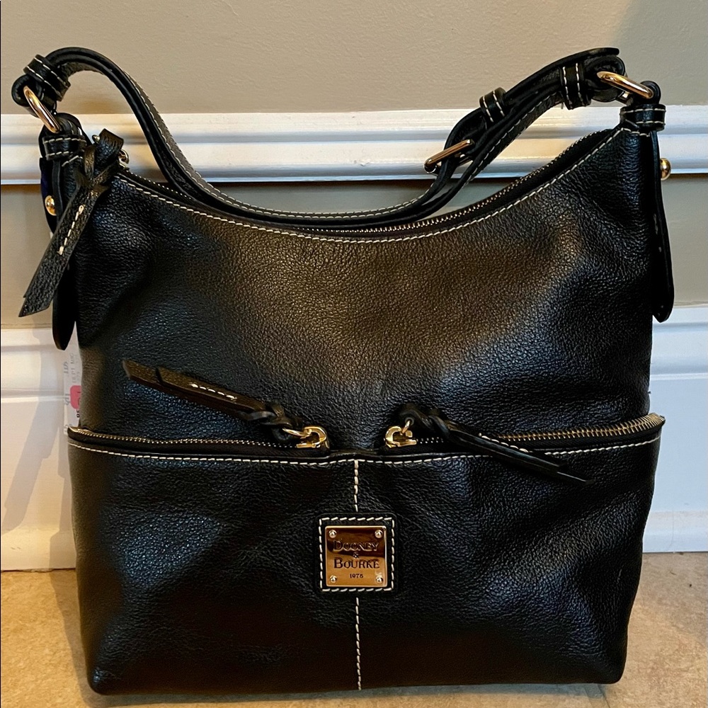 Truly classic black Dooney and Bourke shoulder bag w/ dust cover.